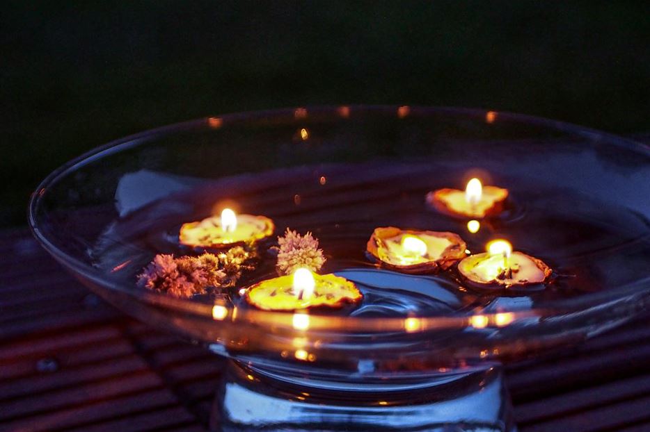 Walnuss Kerzen draußen nachts2.jpg