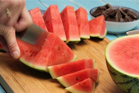 Wassermelonen-Eis Melonen schneiden.jpg