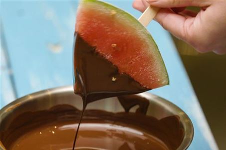 Melonen-Eis in Schokolade getaucht.jpg