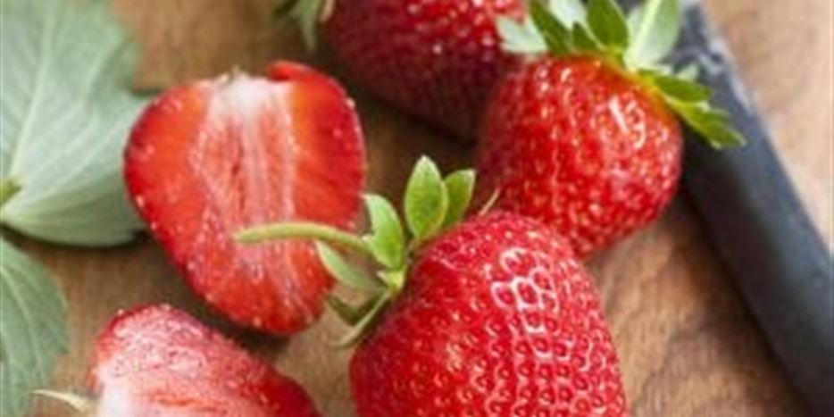 Erdbeeren-geschnitten-brett-senz-300x279.jpg